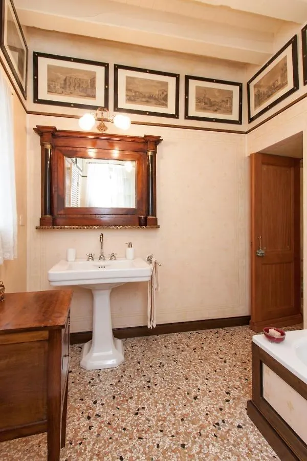 Explore Venice From A Sophisticated Hideaway In San Polo شقة