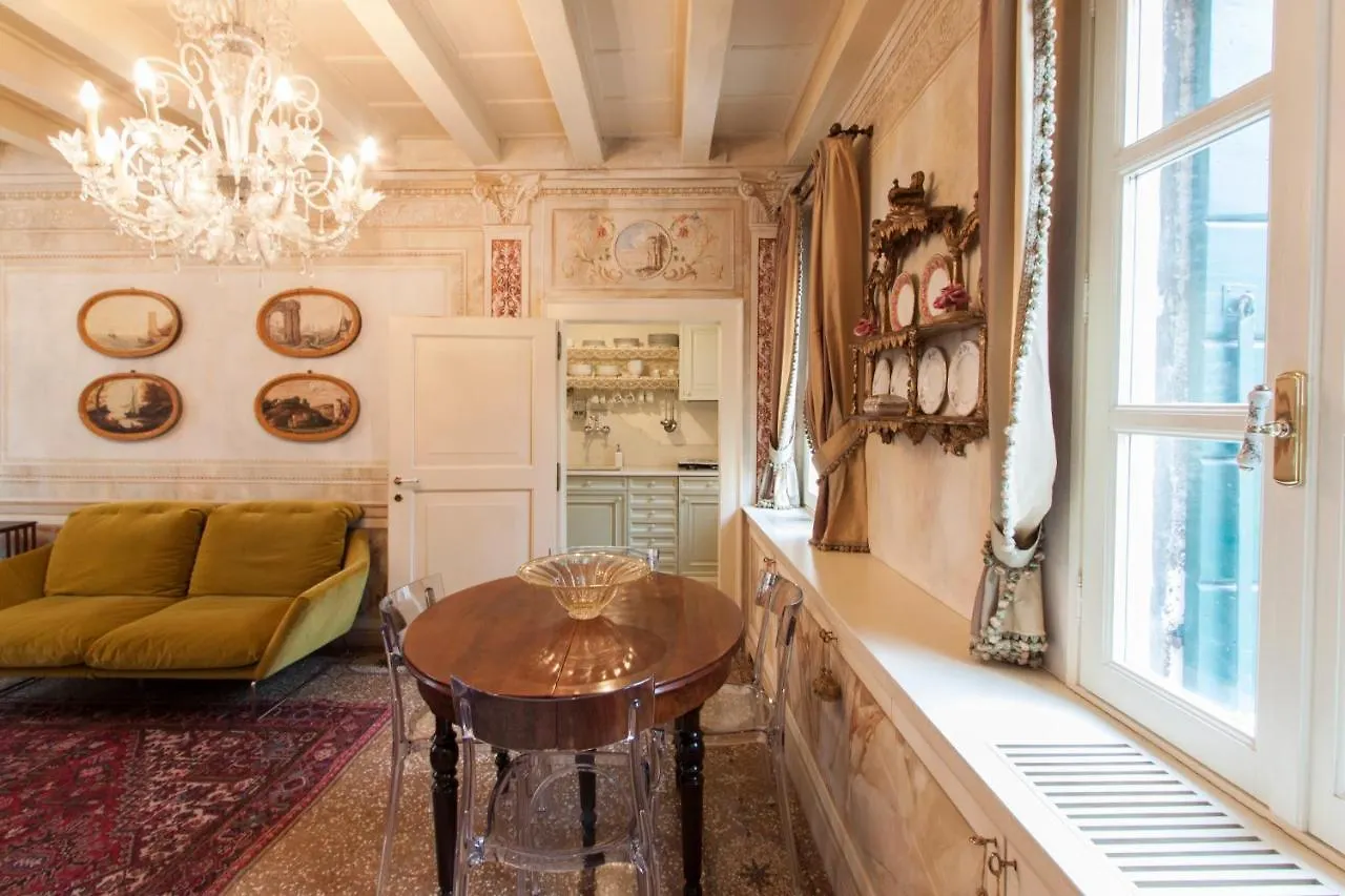 Explore Venice From A Sophisticated Hideaway In San Polo شقة