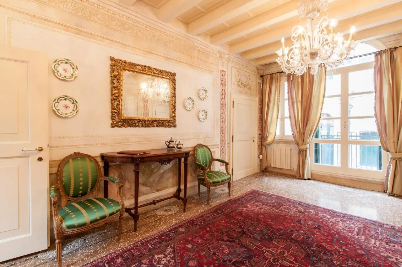 Explore Venice From A Sophisticated Hideaway In San Polo شقة