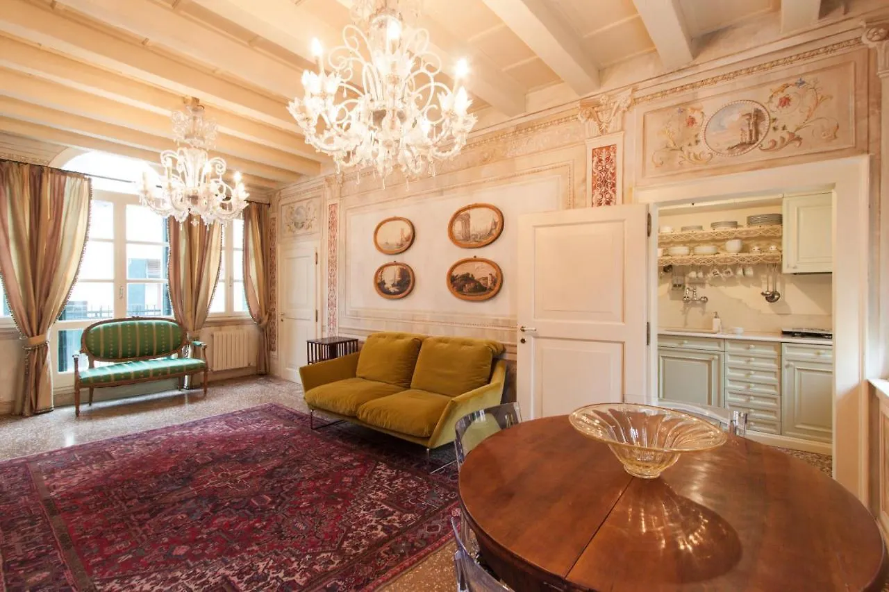 Explore Venice From A Sophisticated Hideaway In San Polo شقة