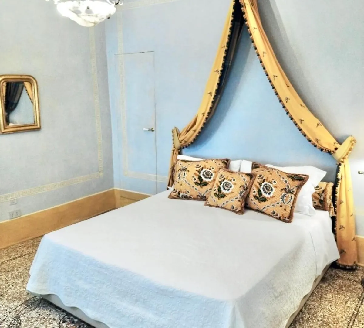 Explore Venice From A Sophisticated Hideaway In San Polo شقة