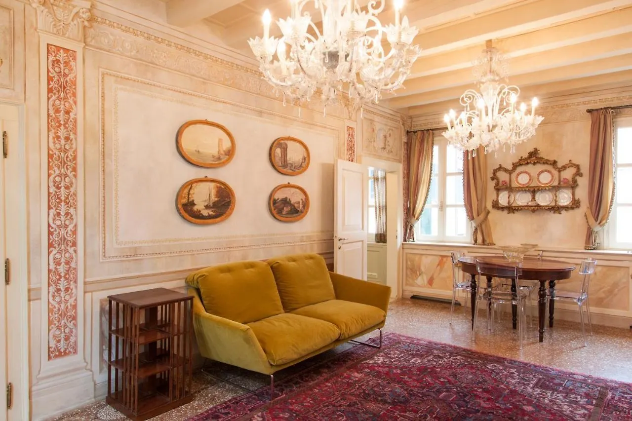 Explore Venice From A Sophisticated Hideaway In San Polo إيطاليا